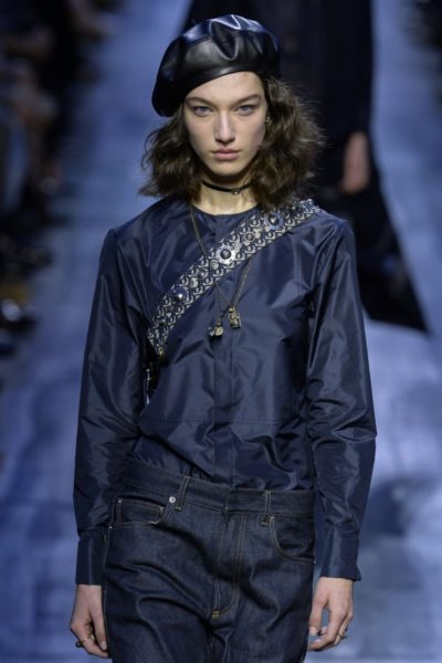 Christian Dior Herbst Winter 2017 Modepilot Barett Dunkelblau Leder blau