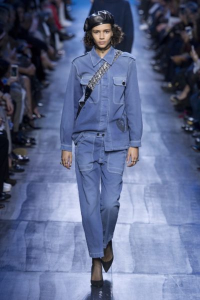 Christian Dior Herbst Winter 2017 Modepilot Barett Dunkelblau Leder blau