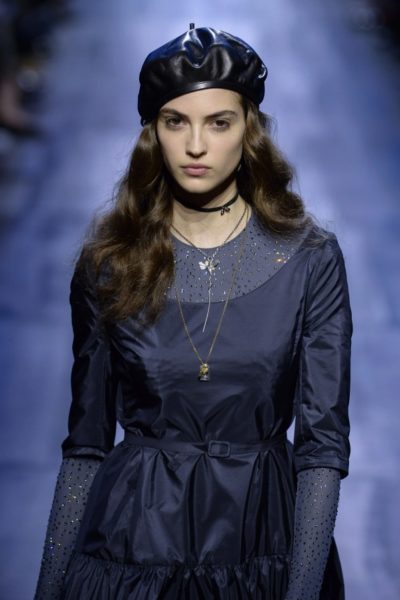 Christian Dior Herbst Winter 2017 Modepilot Barett Dunkelblau Leder blau