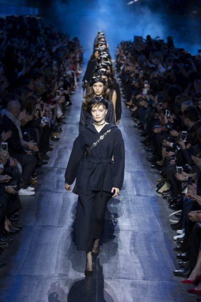 Christian Dior Herbst Winter 2017 Modepilot Barett Dunkelblau Leder blau