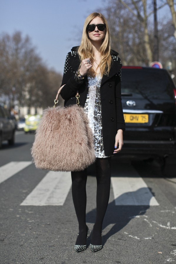 Bloggerin Chiara Ferragni mit der „Libertine"-Tasche von Christian Dior, Paris 2011