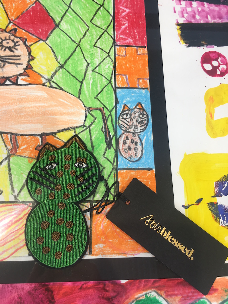 Handgestickte Katzenbrosche nach Vorlage einer Kinderzeichnung aus der Hope School – gesehen bei Sois Blessed in der Prannerstraße 10, München