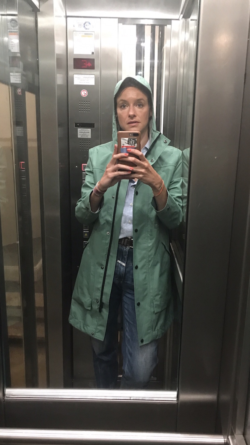 Schlauer Mantel, dummes Gesicht: Mit diesem Parka nehme ich auch bei Hundswetter jeden Termin wahr – sogar mit dem Fahrrad (regenfeste Tasche fürs iPhone).