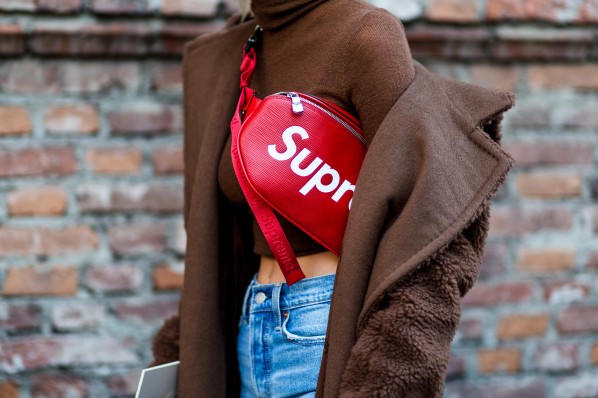 Max Mara-Mantel mit Supreme-bumbag im Street Style Modepilot