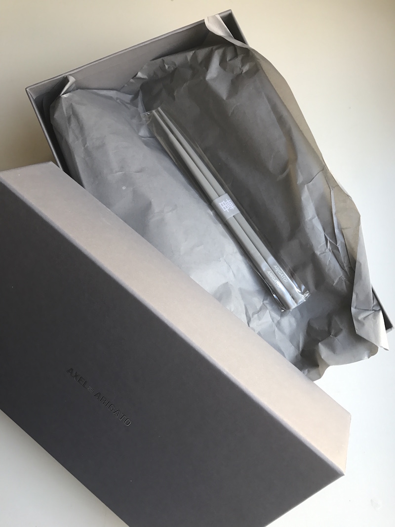 Jedes Paar Schuhe kommt übrigens mit Essstäbchen – bald habe ich genug für drei Gäste ;-)