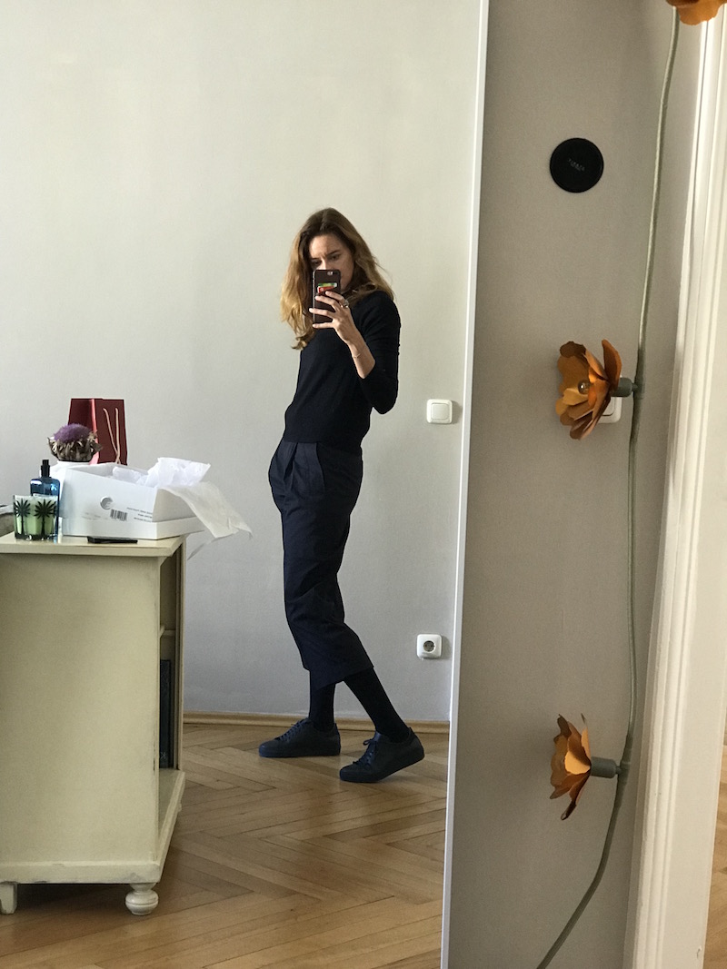 Mein Allover-Navy-Look mit den Sneakern von Axel Arigato