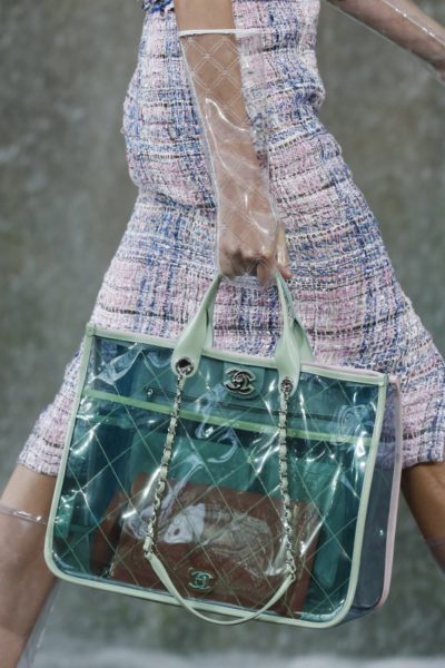 Chanel Plastik Regenschutz Modepilot Sommer 2018 Modetrend