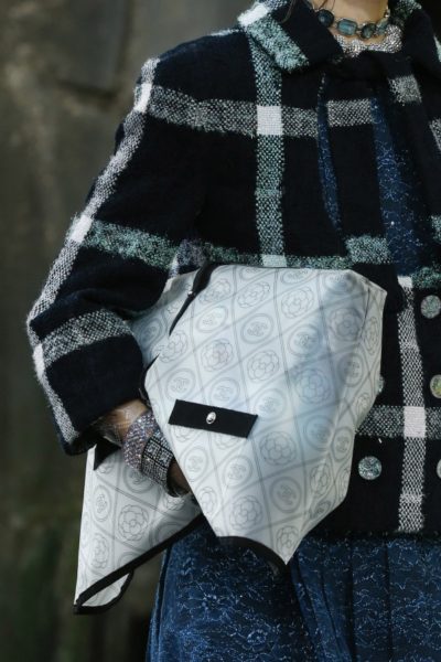 Chanel Plastik Regenschutz Modepilot Sommer 2018 Modetrend