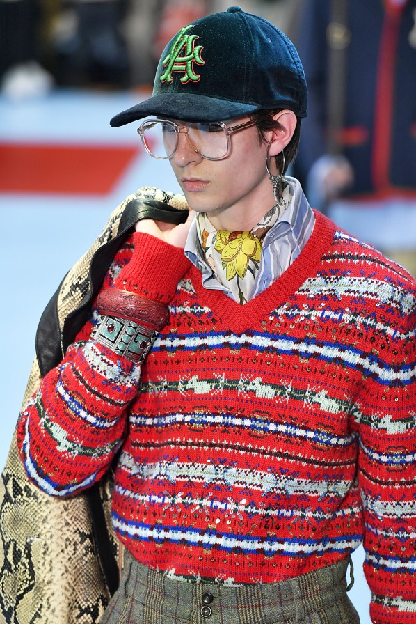 Armreifen überm Strickpullover bei Gucci