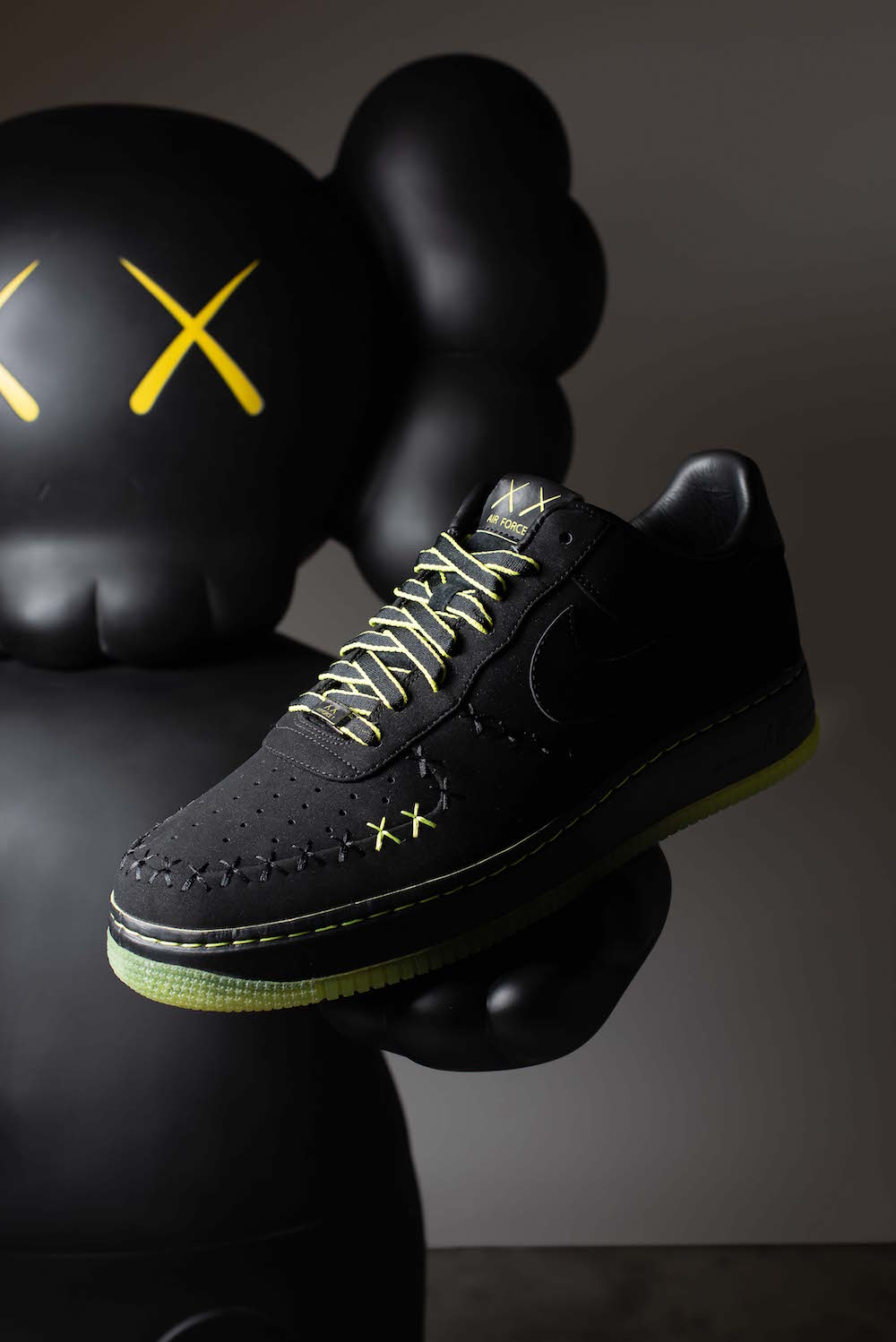Nike Air Force von 2008 in Zusammenarbeit mit KAWS, Schätzwert: 2.000 bis 3.000 Euro