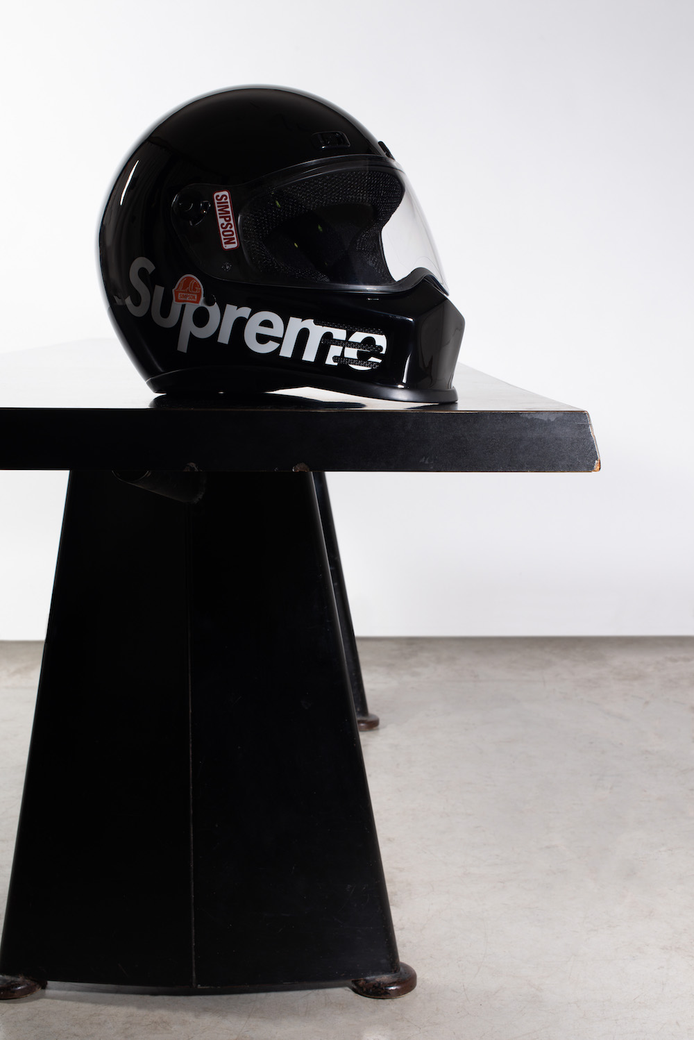 Motorradhelm von 2016 von Simpson x Supreme, 2.000 bis 3.000 Euro