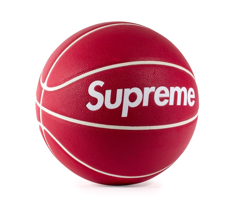 Basketball aus einer Kooperation von Spalding mit Supreme, 3.000 bis 5.000 Euro