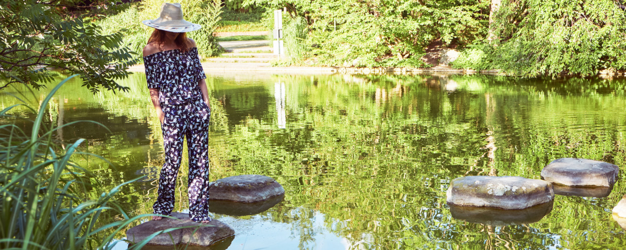 Outfit: Tukan-Print (bereits im Sale ?) und Strohhut für den Urlaub