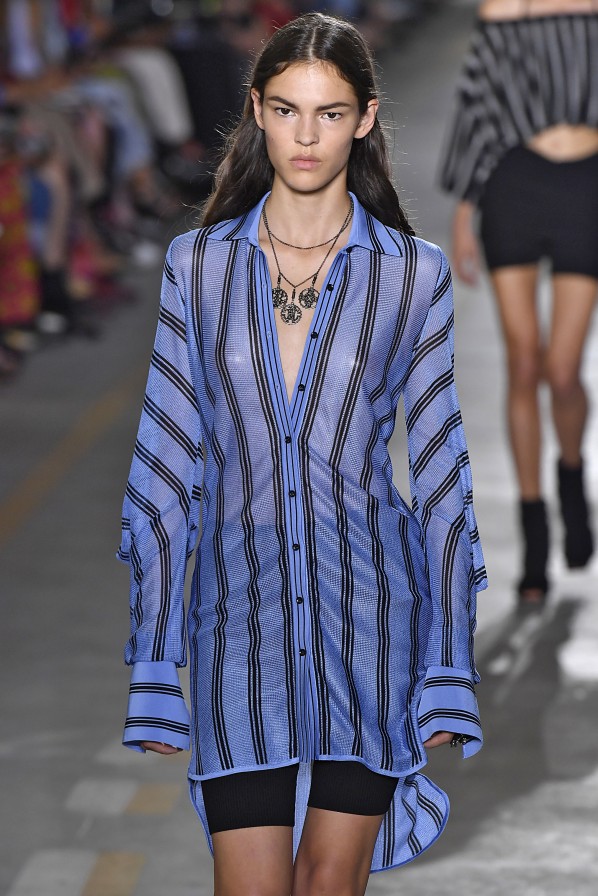 Mit langem Streifenhemd bei Roberto Cavalli