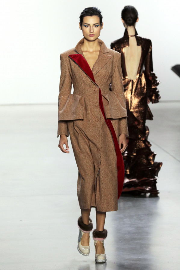 Schößchenjacke und Kleid in einem von Son Jung Wan, Herbst/Winter 2020