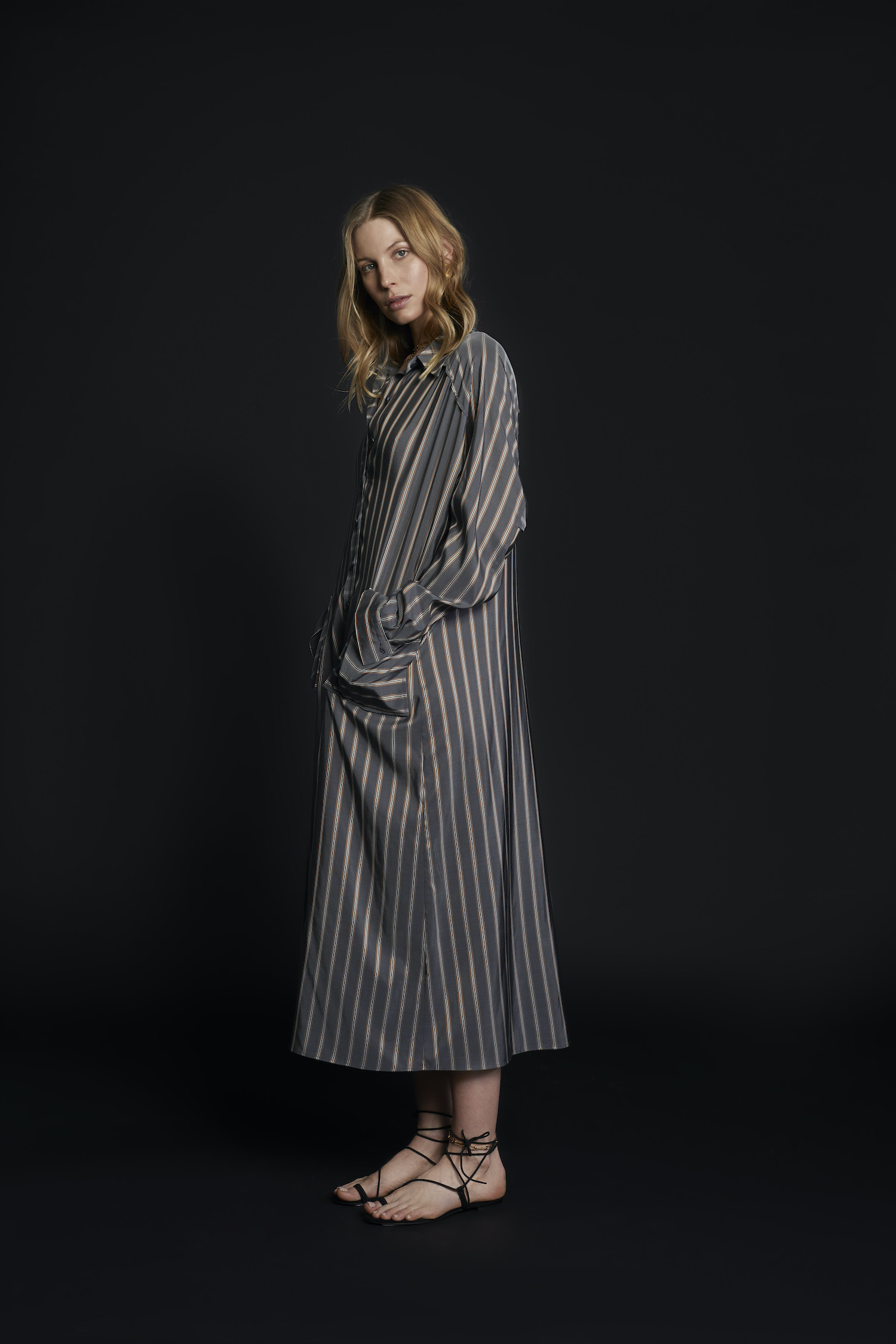 Sarah Brandner trägt ein Seidenkleid von Antonia Zander Modepilot