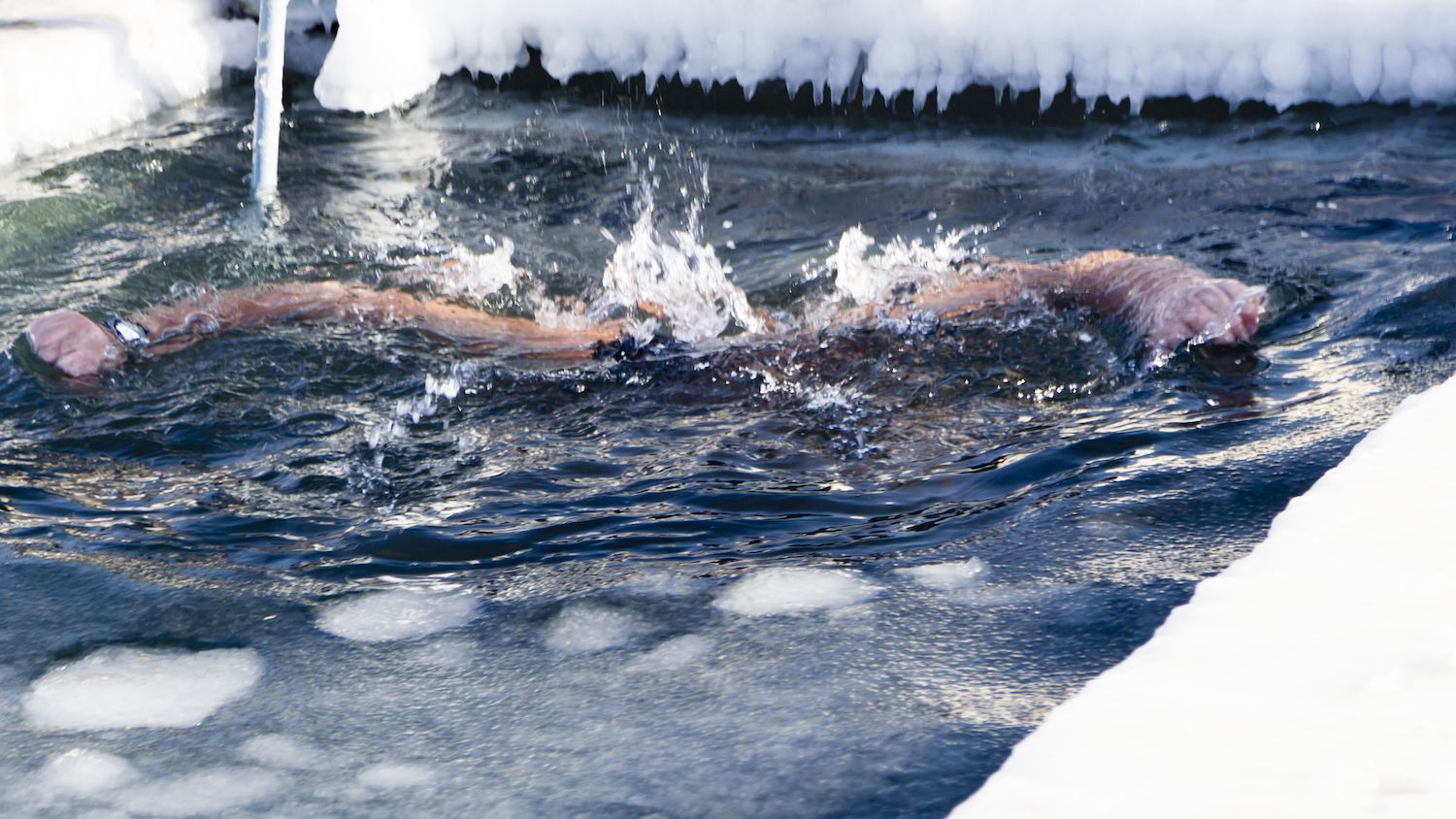 Eisbaden Modepilot gesund Schönheit Tränensäcke Eiswürfel