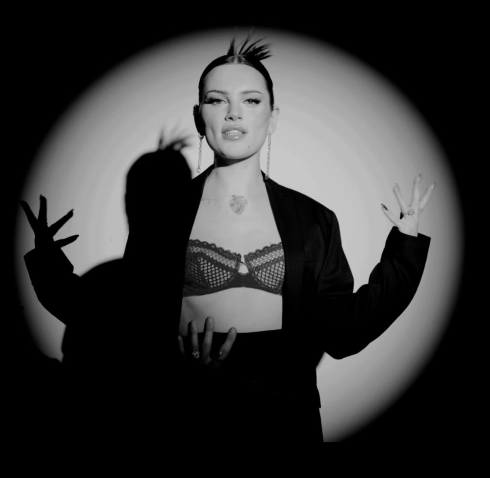Phenix in ihrem neuen Musikvideo zu When We Dance