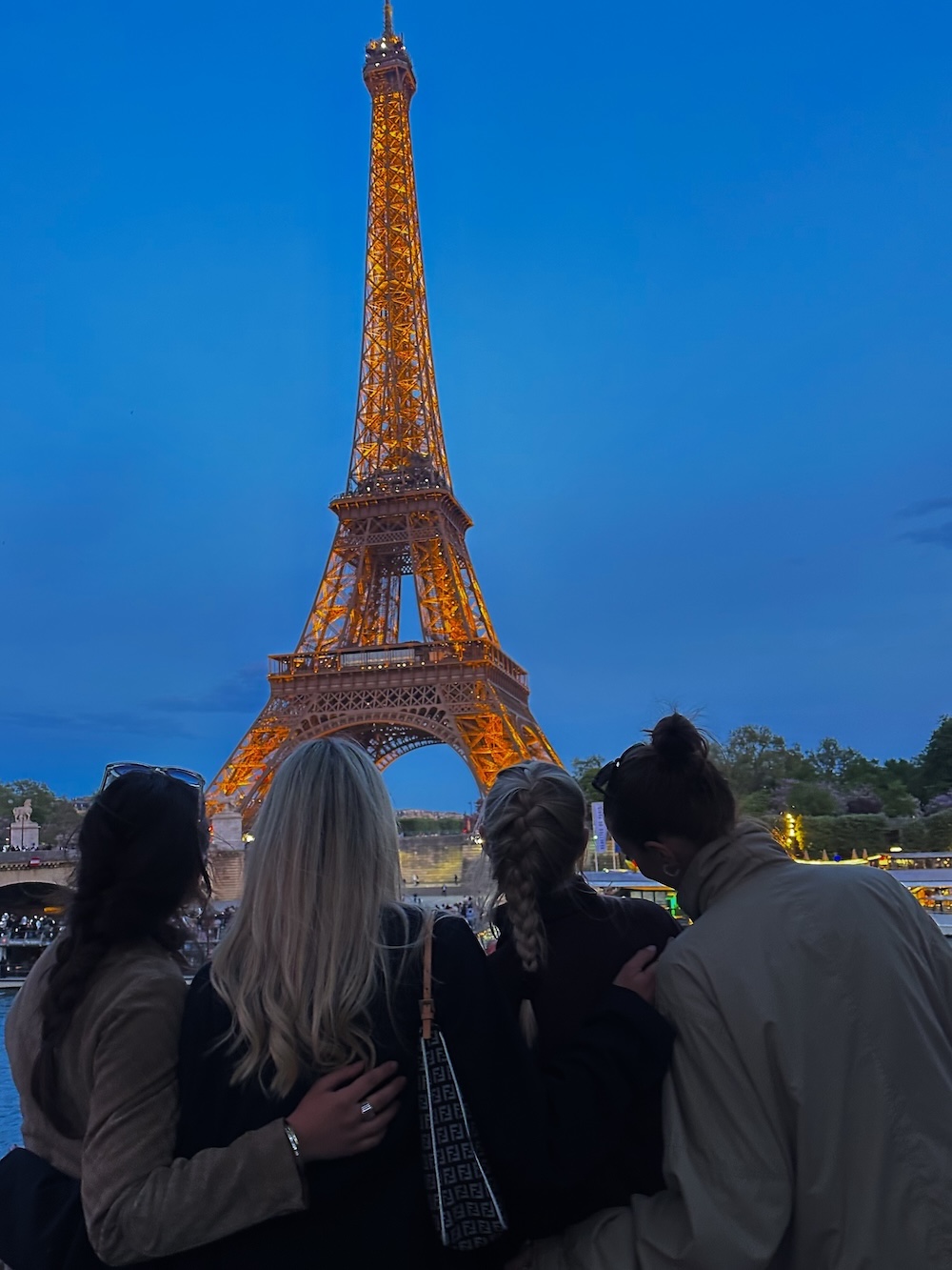 Klara in Paris mit Freundinnen Modepilot